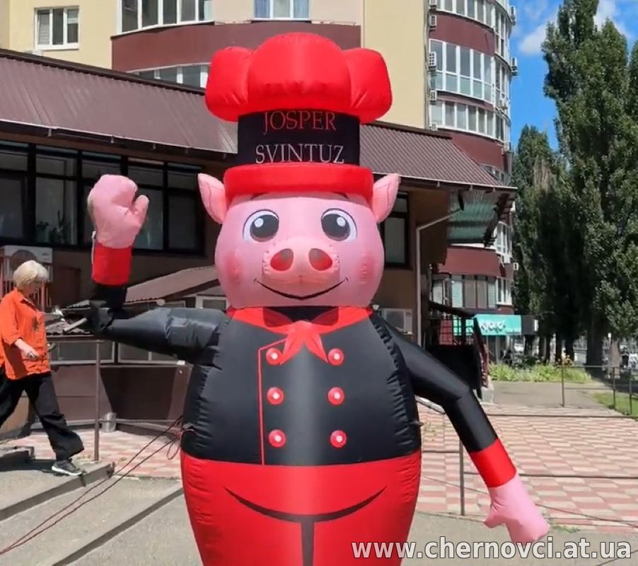 Чоловічок махає на дорозі, реклама в місці продажу 340 см